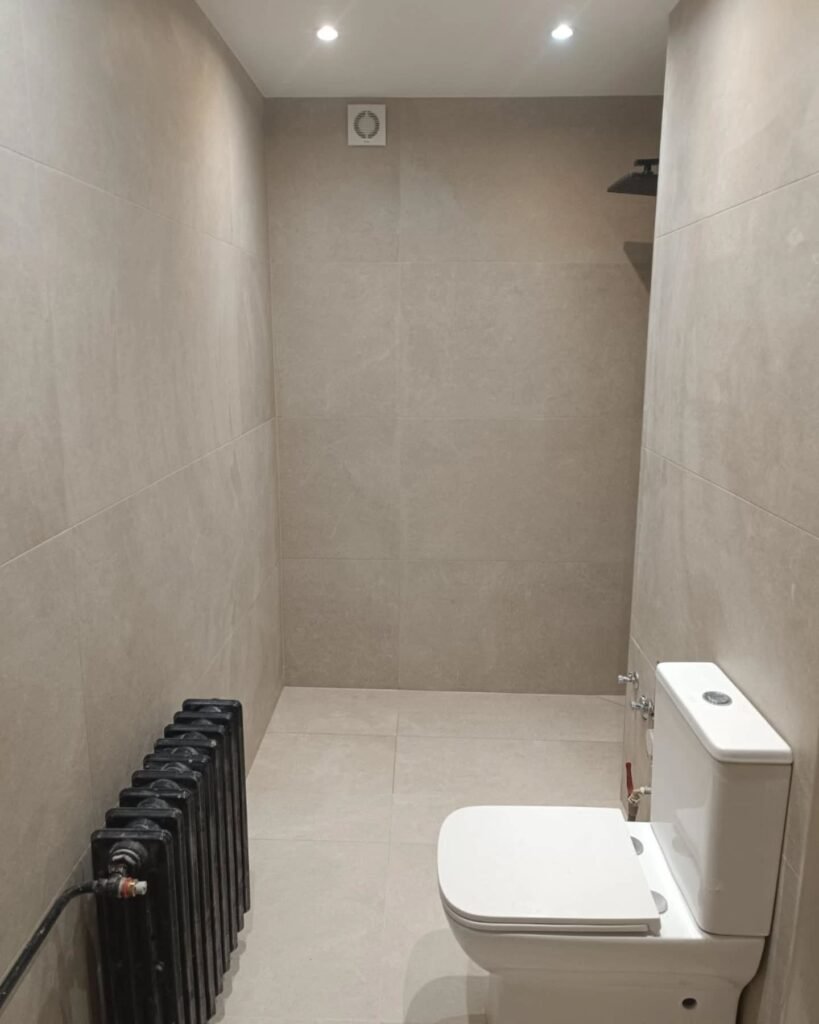 Postavljanje keramike i WC školjke u kupatilu